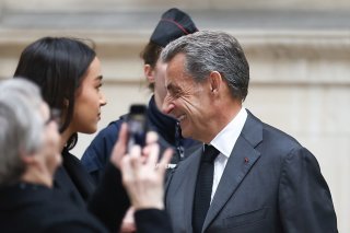 En costume gris, Nicolas Sarkozy est arrivé décontracté au tribunal mercredi. KEYSTONE/EPA/Mohammed Badra