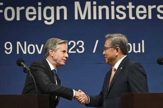 Séoul estime que la Corée du Nord a fourni un million d'obus à la Russie pour sa guerre en Ukraine, en échange de savoir-faire en matière de technologies spatiales. Moscou a jugé ces affirmations "sans preuves". Ici, Antony Blinken et son homologue sud-coréen Park Jin. KEYSTONE/AP/Jung Yeon-je