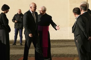 Le président de la Confédération Alain Berset (3e depuis la gauche) et sa femme Muriel Zeender Berset sont accueillis par Mgr Leonardo Sapienza (à droite) juste avant l'audience avec le pape. KEYSTONE/AP/Alesssandra Tarantino