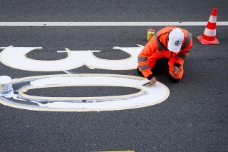 La limite de 30 km/h est l’une des mesures les plus efficaces pour éviter les accidents graves, selon le Bureau de prévention des accidents (BPA) mais son potentiel n’est pas assez exploité (photo d'illustration). KEYSTONE/JEAN-CHRISTOPHE BOTT