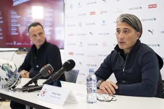 Murath Yakin lors de l'annonce de sa sélection. KEYSTONE/ANTHONY ANEX