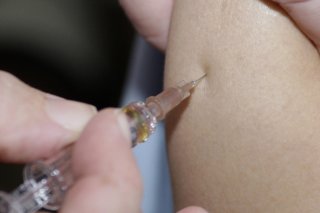 A Genève, le service du médecin cantonal rappelle l'importance de la vaccination à deux doses contre la rougeole (image d'illustration). KEYSTONE/AP/THOMAS KIENZLE