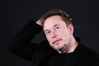 Dans sa biographie, Elon Musk est décrit comme un "grand enfant", qui reste marqué par une jeunesse durant laquelle il a été régulièrement victime de harcèlement à l'école (archives). KEYSTONE/EPA/TOLGA AKMEN / POOL