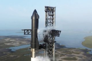 La fusée Starship est composée de deux étages, celui de propulsion Super Heavy et ses 33 moteurs et, au-dessus, le vaisseau Starship, qui donne par extension son nom à la fusée entière (archives). KEYSTONE/EPA SPACEX/SPACEX HANDOUT