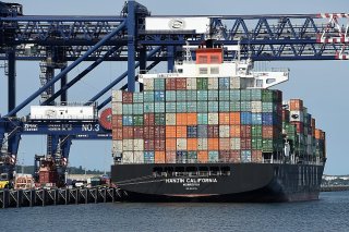 Les conteneurs peuvent être déchargés des navires, mais les camions nécessaires à leur transport ne peuvent ni entrer ni sortir des terminaux. (archives) KEYSTONE/EPA AAP/DAN HIMBRECHTS