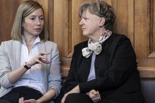 La conseillère aux Etats sortante centriste Isabelle Chassot, à droite, a été réélue dimanche à Fribourg avec l'autre sortante, la PLR Johanna Gapany (archives). KEYSTONE/ALESSANDRO DELLA VALLE