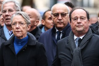 La Première ministre française Elisabeth Borne, dont le père de confession juive a été déporté, et l'ex-président François Hollande étaient parmi les dizaines de milliers de manifestants qui ont défilé dimanche à Paris contre l'antisémitisme. KEYSTONE/EPA/MOHAMMED BADRA