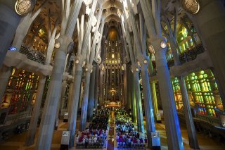 La Sagrada Familia est une basilique qui a été conçue par l'architecte catalan Antoni Gaudí. Alors que son achèvement avait été planifié pour 2026, le président du conseil de construction a estimé dimanche qu'il faudra encore "dix ans maximum" pour terminer l'édifice (Archives). KEYSTONE/AP/EMILIO MORENATTI