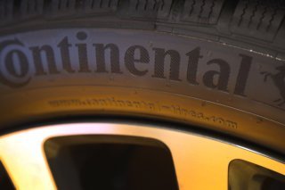 Continental espère économiser 400 millions d'euros à l'horizon 2025 en supprimant plusieurs milliers de postes, principalement dans les fonctions administratives. (archives) KEYSTONE/EPA/FOCKE STRANGMANN