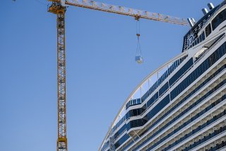 Des ouvriers travailent sur la construction du navire de croisiere "MSC World Europa" au gaz naturel liquefie (GNL) de la compagnie MSC Croisieres le mardi 5 juillet 2022 sur les Chantiers de l'Atlantique a Saint-Nazaire en France. (archives) KEYSTONE/JEAN-CHRISTOPHE BOTT