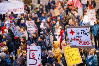 Les employés de la fonction publique vaudoise s'apprêtent à redescendre dans la rue pour leurs salaires (archives). KEYSTONE/VALENTIN FLAURAUD