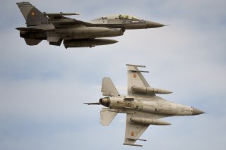 Des chasseurs américains F-16 volent au-dessus de la base militaire Baza 86 à Fetesti, dans le sud-est de la Roumanie, à l'occasion de l'inauguration d'un centre de formation lundi. KEYSTONE/AP/Vadim Ghirda