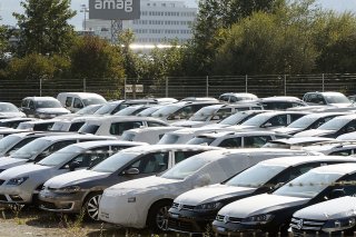 Dans le sous-segment voitures de tourisme, qui totalisent 20'115 unités, la progression a atteint 18%, en dépit du net repli essuyé par les véhicules essence et diesel (chacun -6%) (archives). KEYSTONE/WALTER BIERI