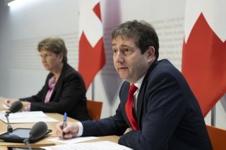 André Simonazzi (à droite) est un habitué des conférences de presse du gouvernement en sa fonction de porte-parole du Conseil fédéral (archives). KEYSTONE/ANTHONY ANEX