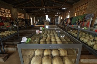 Le génocide commis en 1994 au Rwanda, à l'instigation du régime extrémiste hutu alors au pouvoir, a fait plus de 800'000 morts, essentiellement parmi la minorité tutsi, mais aussi chez les Hutu modérés, selon l'ONU. KEYSTONE/AP/BEN CURTIS