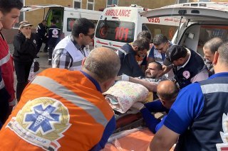 Un homme blessé évacué de la bande de Gaza à son arrivée mardi au point de passage de Rafah, entre l'enclave palestinienne et l'Egypte. KEYSTONE/EPA/STR