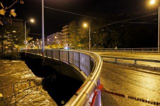 Le pont des Acacias est fermé au trafic à cause du fort de débit d'eau de l'Arve. KEYSTONE/SALVATORE DI NOLFI