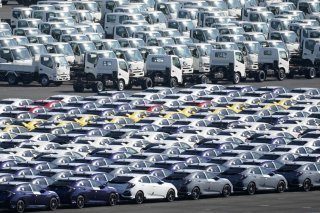 Des véhicules en attente d'être embarqués dans le port Yokohama. L'économie japonaise a reculé plus fortement que prévu au troisième trimestre. (archives) KEYSTONE/EPA/FRANCK ROBICHON