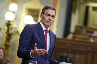 "Nous avons préféré les retrouvailles à la vengeance, l'unité à la fracture", a déclaré le socialiste lors de son discours d'investiture au Parlement, en jugeant le "dialogue" et le "pardon" nécessaires pour tourner la page de la crise provoquée par la tentative de sécession de la Catalogne en 2017. KEYSTONE/EPA/Daniel Gonzalez