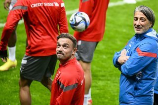 Murat Yakin (à droite) laissera Xherdan Shaqiri (au centre) sur le banc ce soir au coup d'envoi... KEYSTONE/LAURENT GILLIERON