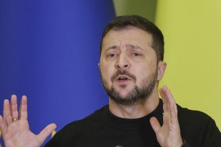 "J'estime qu'ils accumulent (des missiles), mais ils n'ont pas beaucoup plus de missiles qu'auparavant. Sinon, ils auraient déjà commencé à bombarder", a déclaré le président ukrainien à un petit groupe de médias dont l'AFP. KEYSTONE/EPA/SERGEY DOLZHENKO