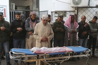 Des Palestiniens devant les corps de proches tués par les bombardements israéliens à Rafah vendredi. KEYSTONE/AP/Hatem Ali