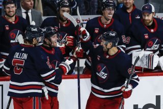 Brenden Dillon (5), Nikolaj Ehlers et Nino Niederreiter savourent le troisième but des Jets. KEYSTONE/AP/JOHN WOODS