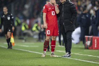 Granit Xhaka et Murat Yakin se sont parlés pendant le match. KEYSTONE/ENNIO LEANZA