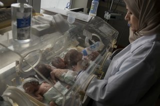 Vingt-huit bébés prématurés ont évacués de l'hôpital al-Chifa. KEYSTONE/AP/Fatima Shbair