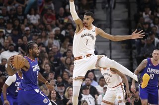 Kawhi Leonard (à gauche) affole Victor Wembanyama. KEYSTONE/EPA/ADAM DAVIS
