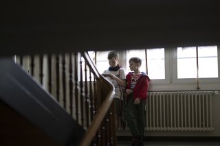 La Fondation Palatin exige "des concepts et des normes qui garantissent que les enfants placés (...) aient les mêmes chances de grandir en sécurité et d'être encouragés le mieux possible dans leur développement" (image d'illustration). KEYSTONE/GIAN EHRENZELLER