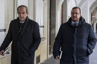 Le président du parti suisse du Centre et celui du groupe parlementaire ont dit vendredi que tous les conseillers fédéraux sortants doivent être confirmés dans leur fonction (archives). KEYSTONE/PETER SCHNEIDER