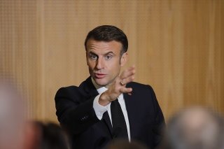 En visite dans le Jujra français, Emmanuel Macron s'est adressé aux pompiers qui avaient lutté en 2022 contre les incendies, s'engageant à planter un milliard d'arbres. S'arrêtant dans un PMU du coin, il a gagné à deux reprises au loto de la biodiversité. KEYSTONE/EPA/TERESA SUAREZ / POOL