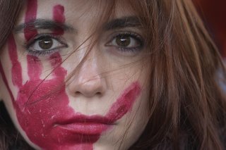 Des dizaines de milliers de personnes, en majorité des femmes, ont manifesté samedi dans plusieurs pays contre la violence envers les femmes. Ici, une participante à Milan. KEYSTONE/AP/Luca Bruno