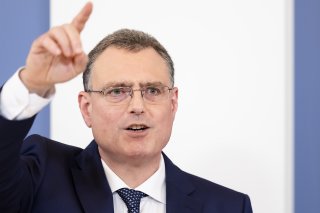 Si les épargnants passent à une banque qui paie plus d'intérêts, cela oblige leur banque actuelle à réagir, indique Thomas Jordan (archives) KEYSTONE/MICHAEL BUHOLZER