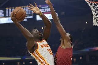 Clint Capela (15) et les Hawks ont été lourdement battus à Cleveland KEYSTONE/AP/Sue Ogrocki