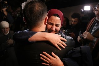 La trêve a permis l'échange de personnes prises en otages par le Hamas le 7 octobre et de prisonniers palestiniens. KEYSTONE/EPA/ALAA BADARNEH