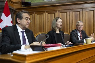 Les conseillers aux Etats Pascal Broulis (PLR/VD), Johanna Gapany (PLR/FR) et Matthis Michel (PLR/ZG) (de gauche à droite) lors du débat sur le budget 2024. KEYSTONE/PETER KLAUNZER