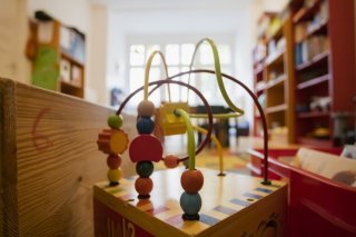 Le besoin croissant d'accueil de jour des enfants s'explique par un triple facteur: la croissance démographique vaudoise, la diminution du nombre de ménages dans lesquels seul un des deux parents exerce une activité professionnelle et la hausse du taux moyen d'activité des mères (archives). Keystone/DPA/CHRISTOPH SOEDER