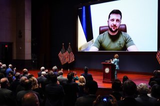 Le président ukrainien Volodymyr Zelensky aurait dû s'exprimer virtuellement mardi devant le Congrès américain, espérant obtenir le déblocage d'une nouvelle enveloppe très débattue mais capitale pour son pays en guerre. Il a annulé son intervention de façon inattendue (Archives). KEYSTONE/EPA REUTERS POOL/SARAH SILBIGER / POOL