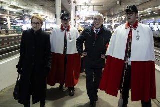 Partis de Berne, Eva Herzog (à gauche) et Eric Nussbaumer (au centre) sont arrivés à Liestal en fin de matinée avec leurs invités. Les festivités doivent se poursuivre à bord d'un bateau sur le Rhin, puis dans un cortège, une réception officielle et un dîner à Bâle. KEYSTONE/ANTHONY ANEX