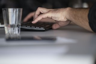 L'ONG Justice Initiative dénonce la hausse "exponentielle" de la distribution de matériel pédopornographique sur la toile. Le nombre de signalisations est passé d'un million en 2010 à 32 millions l'an dernier (image symbolique). KEYSTONE/CHRISTIAN BEUTLER