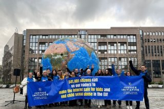 La pétition, munie de plus d'un demi-million de signatures, a été déposée au Parlement européen à Bruxelles. KEYSTONE/Vera Pagnoni