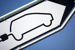 A Genève, le gouvernement veut continuer à encourager l'achat de voitures électriques et non à moteur thermique en les exonérant de l'impôt sur les véhicules (image d'illustration). KEYSTONE/LAURENT GILLIERON