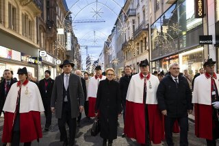 Flanquée du président de la Confédération Alain Berset et du président du Conseil national Eric Nussbaumer, Eva Herzog a été fêtée dans les rues de Bâle et sur la Place du marché. KEYSTONE/ANTHONY ANEX