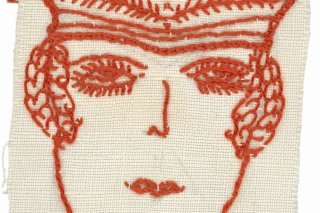 Ce visage brodé a été retenu pour l'affiche de l'exposition que l'on peut voir dans les rues de Lausanne. On le doit à Bertha Morel, qui l'a réalisé entre 1936 et 1960, et dont le format est très petit : 8,7 x 7,1 cm.