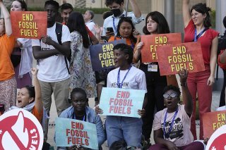Comme chaque jour, des rassemblements de militants appelant à la sortie des énergies fossiles ont eu lieu vendredi. Au centre de cette photo prise mardi, l'activiste ougandaise Vanessa Nakate. KEYSTONE/AP/Rafiq Maqbool