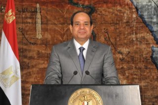 Un douloureux programme de réformes, avec dévaluations et diminution des subventions d'Etat, a été entrepris depuis 2016.
Ces mesures ont entraîné une flambée des prix, nourri le mécontentement de la population et vu la base populaire et les soutiens étrangers de Sissi s'étioler au fil du temps. KEYSTONE/EPA/EGYPTIAN PRESIDENCY/HANDOUT