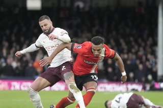 Kyle Walker (au premier plan) au duel avec Jacob Brown dans une rencontre qui a vu Manchester City s'imposer dans la douleur. KEYSTONE/AP/Kin Cheung