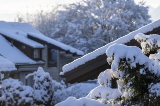 De la neige est attendue dans une partie des Alpes en début de semaine avec un fort danger d'avalanches en Valais notamment. KEYSTONE/PETER SCHNEIDER